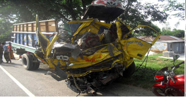 সিরাজগঞ্জে বাস-ট্রাকের ত্রিমুখী সংঘর্ষে নিহত ১০