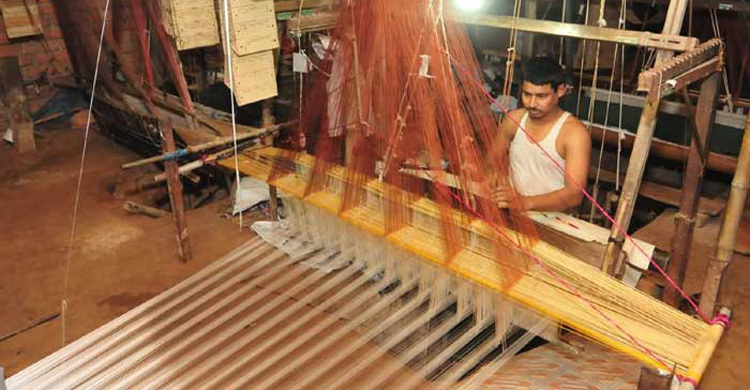 ঈদের ব্যস্ততায় মুখর সিরাজগঞ্জের তাঁত পল্লী