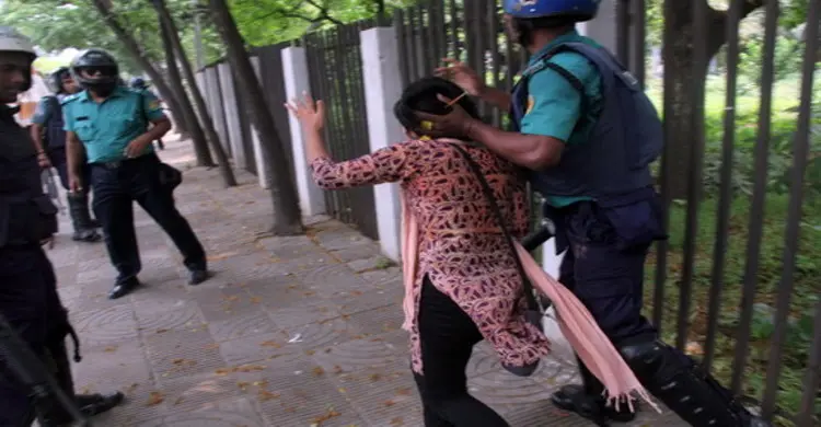 ছাত্রী পেটানো দুই পুলিশ সদস্যের বিরুদ্ধে ব্যবস্থা নেওয়ার সুপারিশ