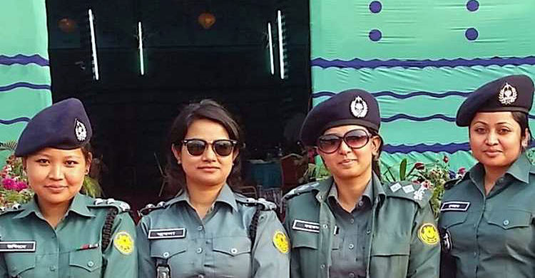 এবার ইভটিজারদের ধরতে সুন্দরী নারী পুলিশ!