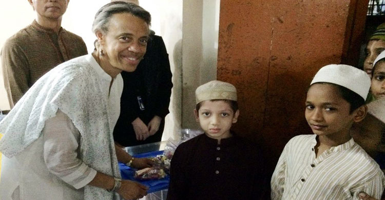 এতিমদের সঙ্গে মার্কিন রাষ্ট্রদূতের ইফতার