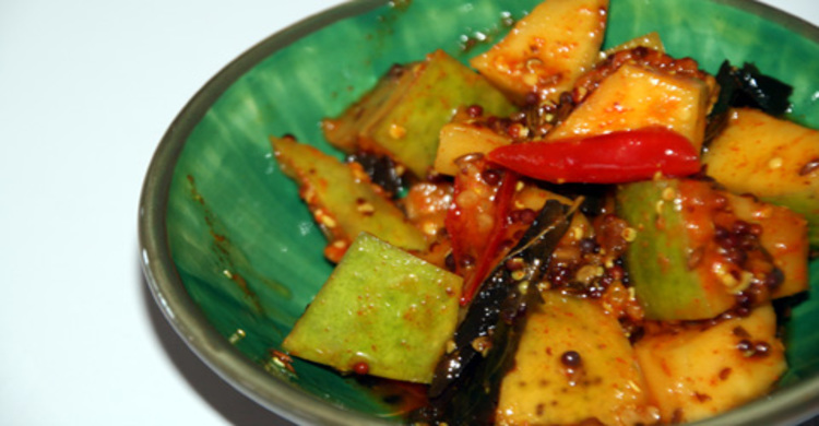 খোসাসহ কাঁচা আমের আচার বানাবেন যেভাবে