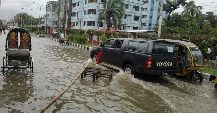টানা বর্ষণে বরিশালে জলাবদ্ধতা : দুর্ভোগে নগরবাসী