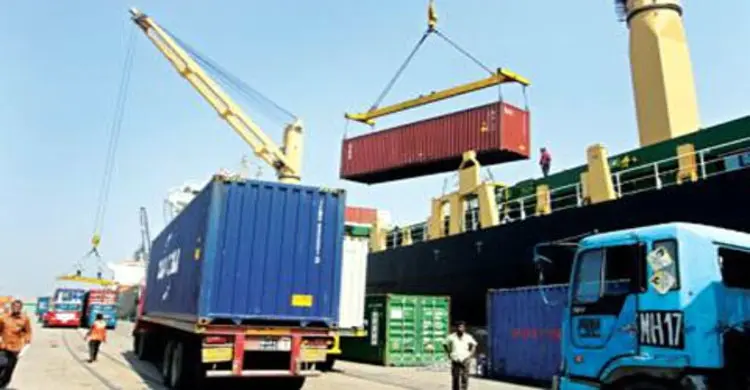 সাগর উত্তাল : চট্টগ্রাম বন্দরের বহির্নোঙরে পণ্য খালাস বন্ধ