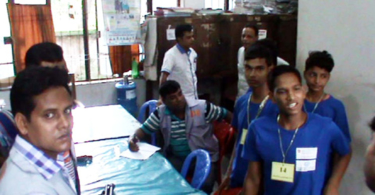 নিজ জিম্মায় বাড়ি ফিরলো ৩৩ অভিবাসী