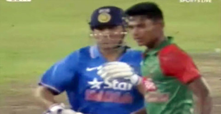 মুস্তাফিজকে যেভাবে আঘাত করলেন ধোনি (ভিডিও) 