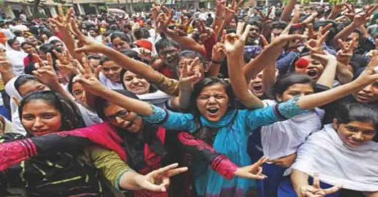 ফলাফলে এগিয়ে বিজ্ঞান শাখার শিক্ষার্থীরা