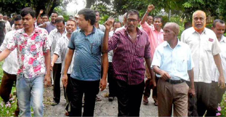 বেতন-বোনাসের দাবিতে চিনিকল শ্রমিকদের বিক্ষোভ মিছিল