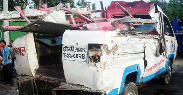 গাজীপুরে সড়ক দুর্ঘটনায় নিহতদের লাশ হস্তান্তর