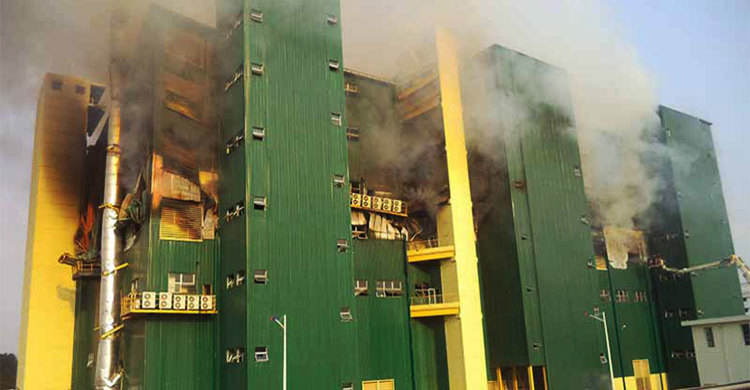 ধীরে ধীরে ধসে পড়ছে ডিগনিটি টেক্সটাইল ভবন