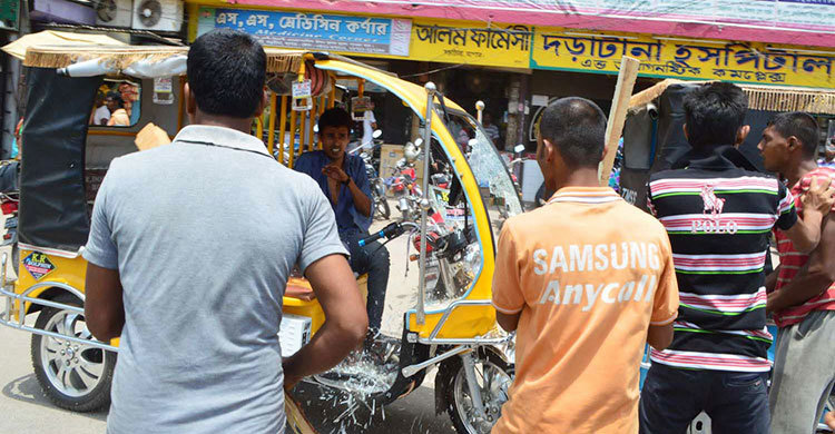 যশোরে ইজিবাইক ও ইঞ্জিন রিকশা চালকদের সংঘর্ষ 