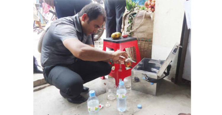 ঝালকাঠিতে ফলে ফরমালিন পরীক্ষা চলছে