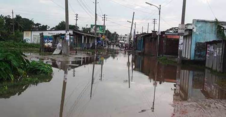 বেহাল ড্রেনেজ ব্যবস্থায় পানিবন্দী অসংখ্য মানুষ