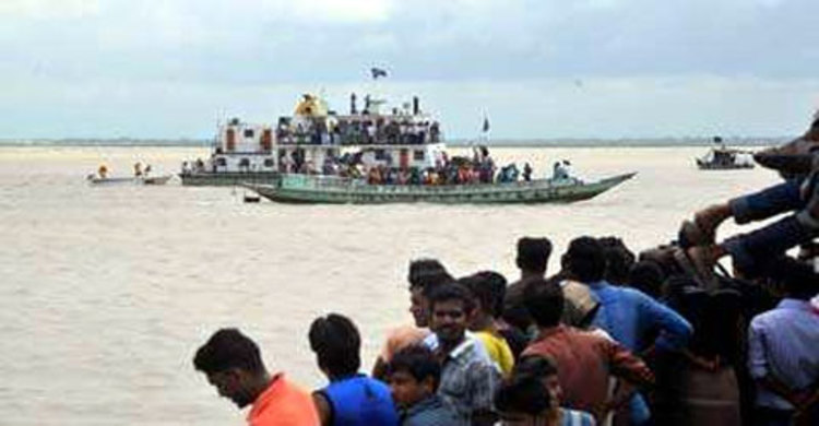 বুড়িগঙ্গায় অল্পের জন্য রক্ষা পেলো যাত্রীবাহী লঞ্চ