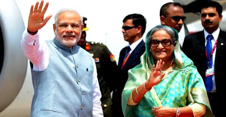বিমানবন্দরে যেভাবে সংবর্ধিত হলেন মোদি (দেখুন ভিডিও)