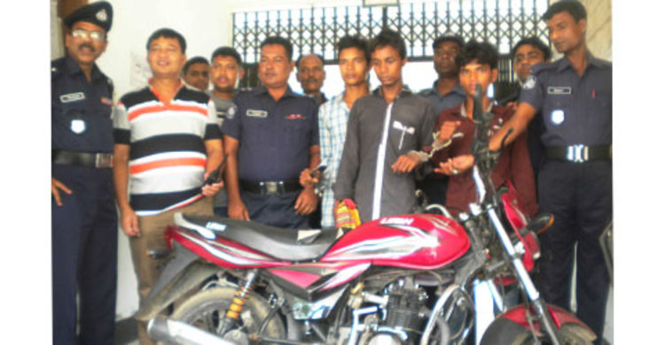 ধামইরহাটে মোটরসাইকেলসহ ৩ ছিনতাইকারী আটক 