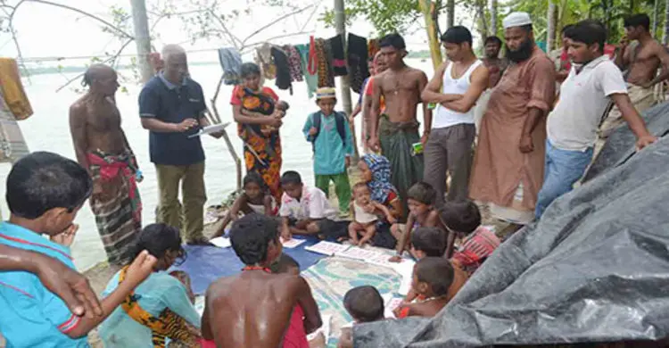 নদীর বুকে ভাসমান পল্লীতে শিক্ষা কার্যক্রম