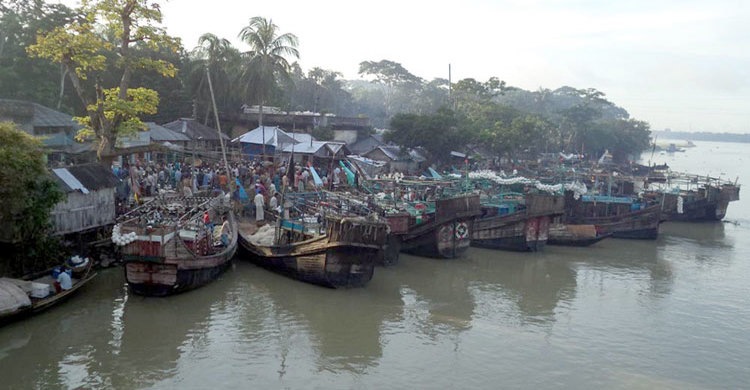 বাংলাদেশের জলসীমায় বিদেশি জলদস্যুর উৎপাত : মাছের আকাল