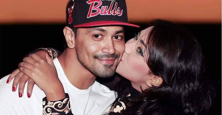 নায়ককে চুমু খেয়ে বিতর্কে প্রসূন!