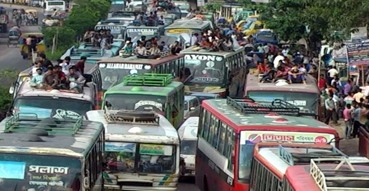 সাভারে পয়েন্টে পয়েন্টে ঘরমুখো যাত্রীদের দুর্ভোগ