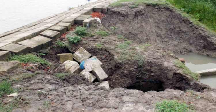 শরণখোলায় বাঁধ সংস্কারের ৩২ কোটি টাকা নদীতে