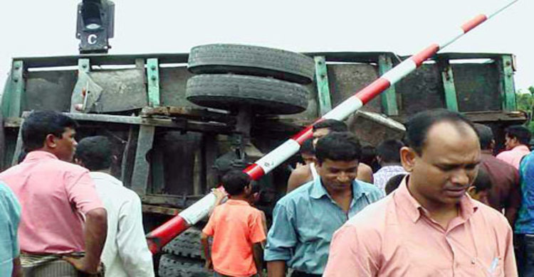 অভয়নগরে ট্রেন-ট্রাক সংঘর্ষে রেল যোগাযোগ বিচ্ছিন্ন