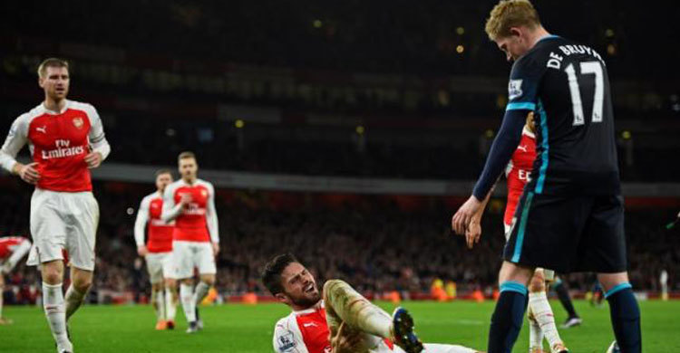 Walcott and Giroud fire Arsenal to victory over Man City