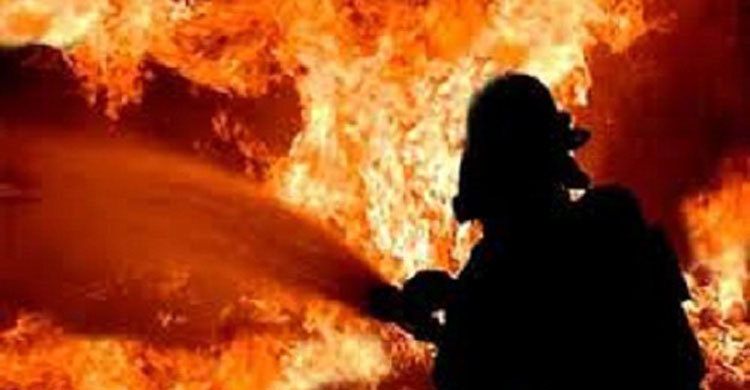 3 business structures gutted in Pirojpur