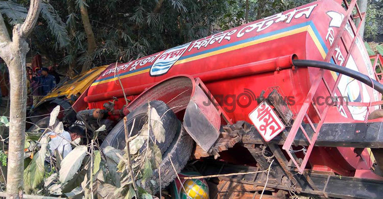 Road crash kills 8 in Sirajganj