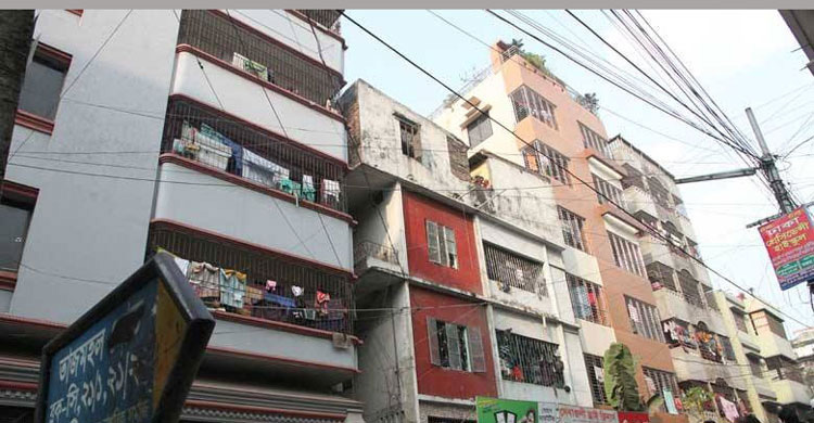 4-storey building tilts in Mohammadpur