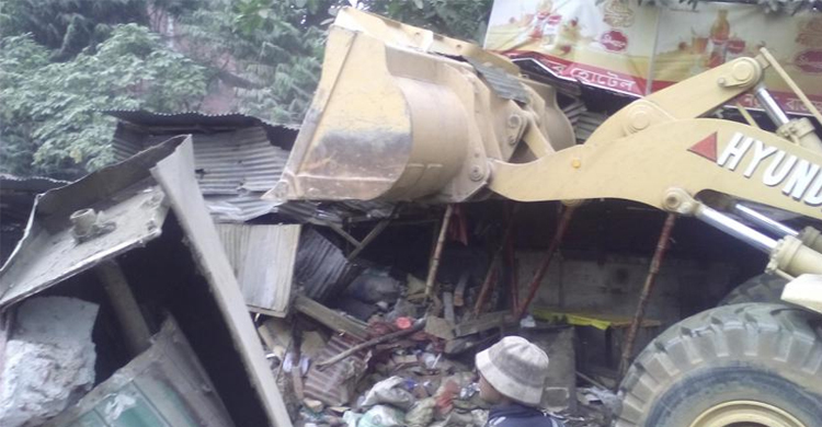 Clash between policemen-slum dwellers in Kalyanpur