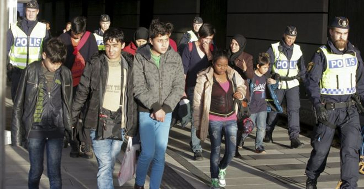 Sweden `to expel up to 80,000 migrants`