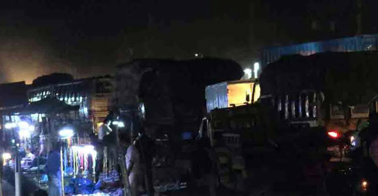 রূপগঞ্জে দুই মহাসড়কে দীর্ঘ যানজট, যাত্রীদের ভোগান্তি 