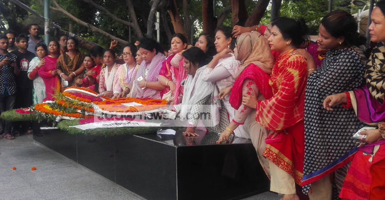 বঙ্গবন্ধুর প্রতিকৃতিতে আওয়ামী লীগের শ্রদ্ধা