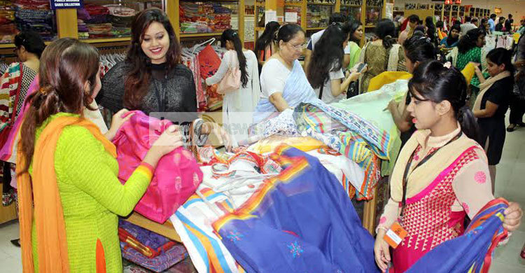 বৈশাখের আয়োজনে বদলে গেছে আড়ং