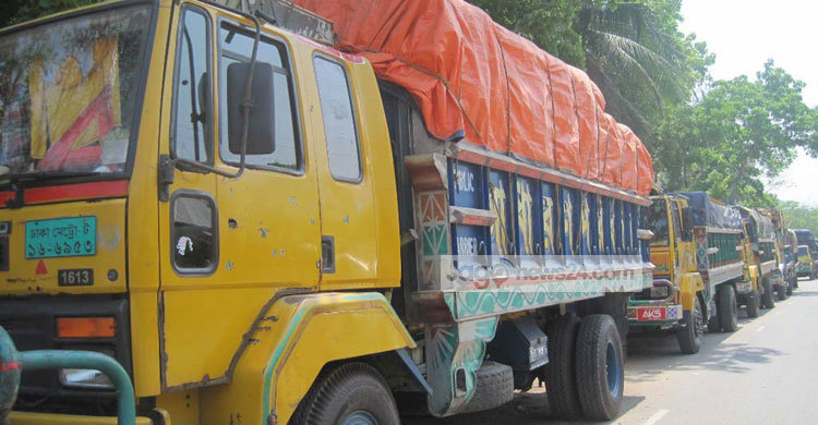 ইলিশা ফেরিঘাটে পচনের মুখে কোটি টাকার তরমুজ