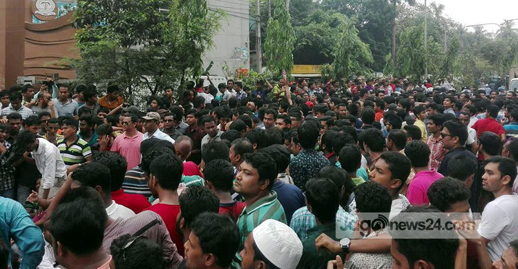 স্লোগান বিক্ষোভে উত্তাল আদালত চত্বর