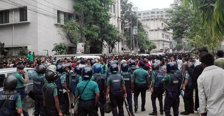 মুখোমুখি অবস্থানে পুলিশ বিএনপি নেতাকর্মীরা