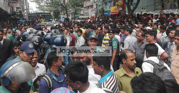 পুলিশি বাধায়ও আদালত চত্বরে বিএনপি নেতাকর্মীরা