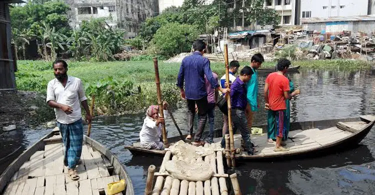 মতিঝিলে নৌকা সার্ভিস : পারাপারে ২ টাকা