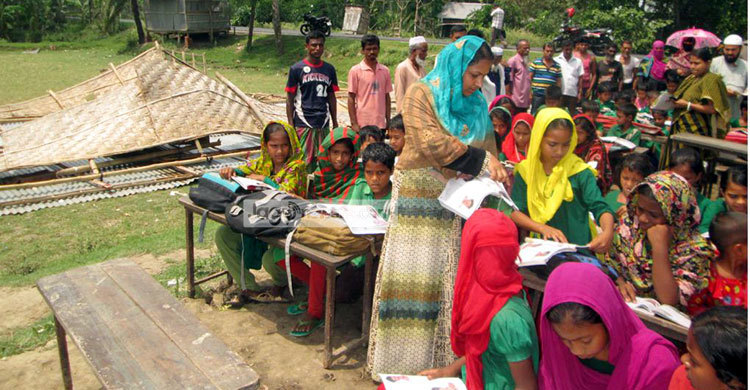 মোরেলগঞ্জে প্রচণ্ড রোদে চলছে পাঠদান