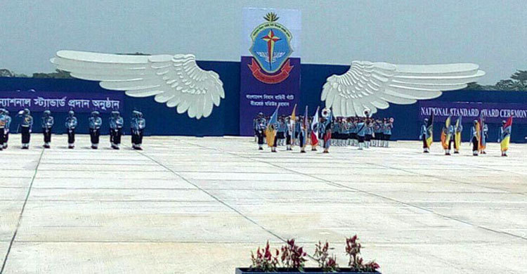 বীরশ্রেষ্ঠ মতিউর রহমান ঘাঁটিকে ন্যাশনাল স্ট্যান্ডার্ড প্রদান