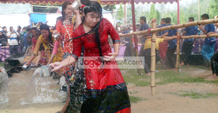 বৈসাবি-বৈশাখী উৎসবে মেতেছে বাঙালি-পাহাড়ি