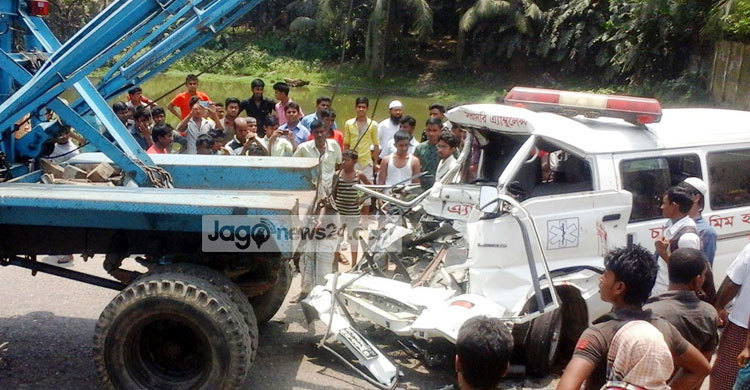 জন্মের আধাঘণ্টা পর সড়ক দুর্ঘটনায় নবজাতকের মৃত্যু