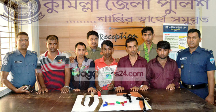 কুমিল্লায় অস্ত্রসহ ৫ ডাকাত আটক