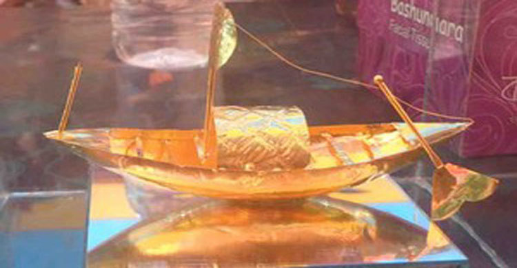 সোনার নৌকা ফিরিয়ে দিলেন ভূমিমন্ত্রী