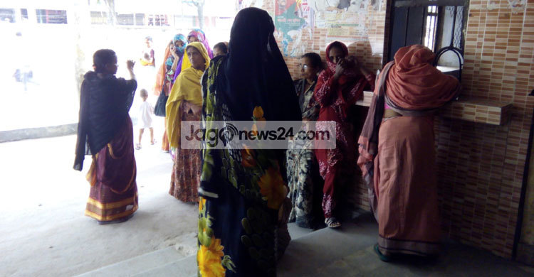 নওগাঁ সদর হাসপাতাল : চিকিৎসা না পেয়ে ফেরত যাচ্ছে রোগী