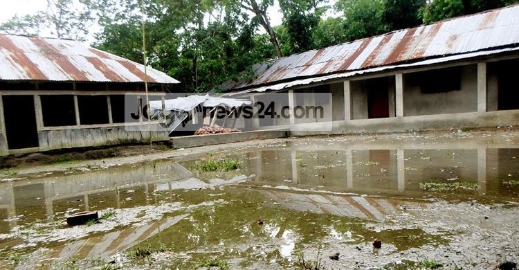 রাজাপুরে মাদরাসার বেহাল দশায় ভোগান্তিতে শিক্ষার্থীরা