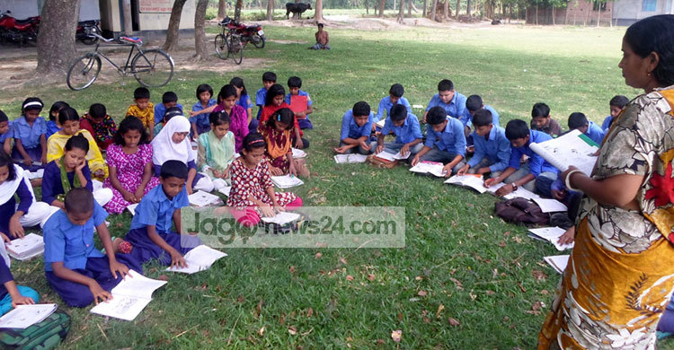 ক্লাসরুম লণ্ডভণ্ড : চলছে খোলা আকাশের নিচে পাঠদান