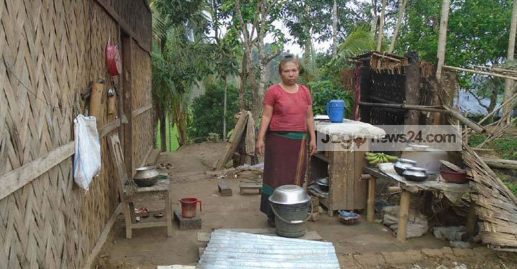 ঘূর্ণিঝড়ের এক সপ্তাহ পরেও খোলা আকাশের নিচে তারা